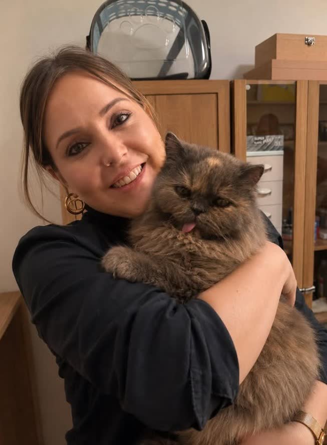 Dra. Andréa Villanova com um gato exótico
