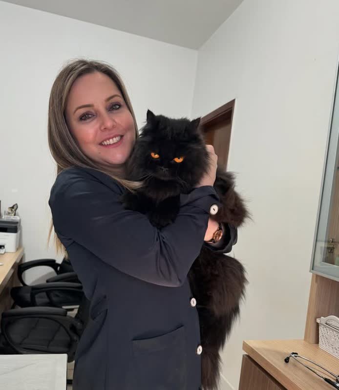 Dra. Andréa Villanova com um persa preto