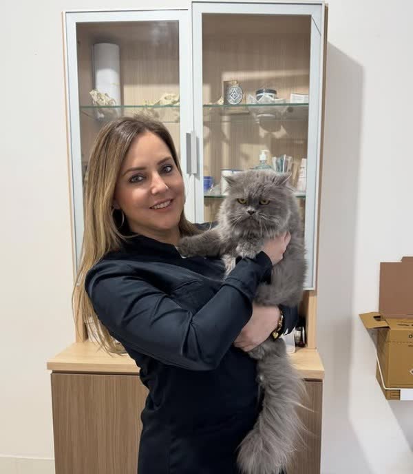Dra. Andréa Villanova com um gato persa cinza